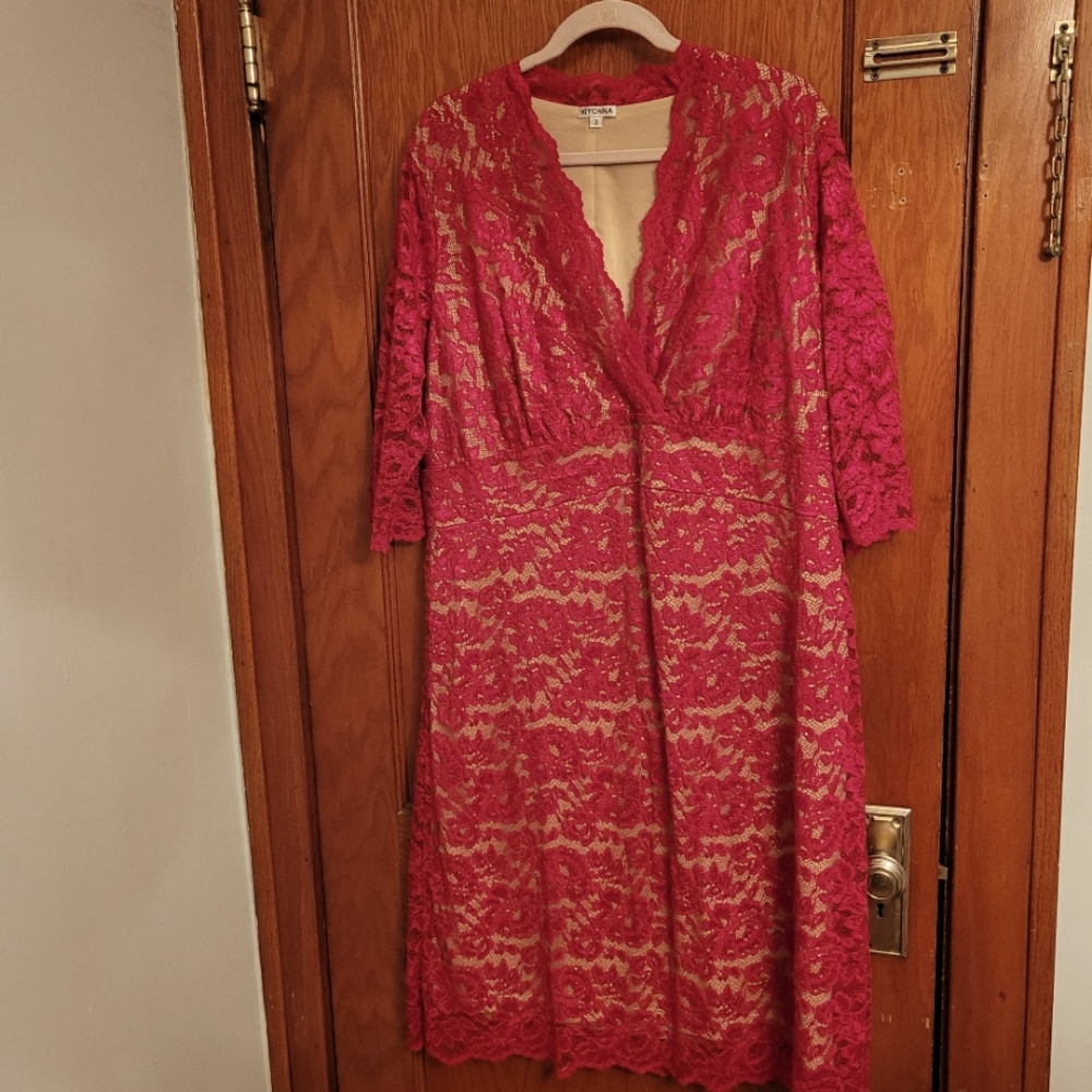 Lace dress with lining